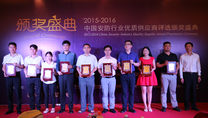BSport体育官网接授奖牌（左2）