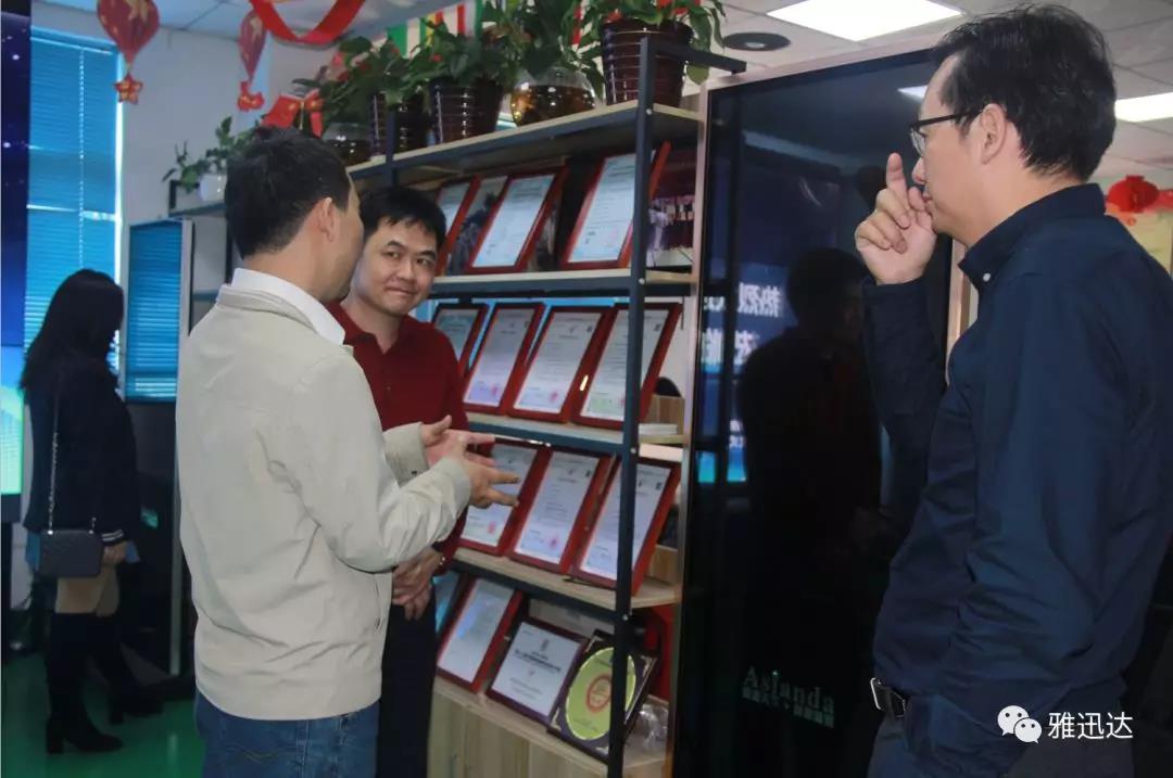 BSport体育官网液晶广告机