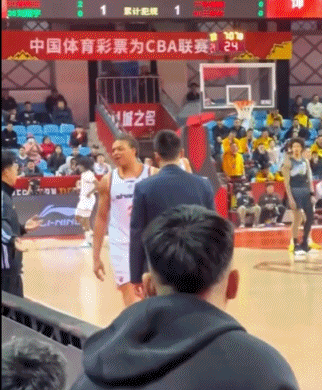 上海男篮15连胜送天津10连败 洛夫顿替补出战遭质