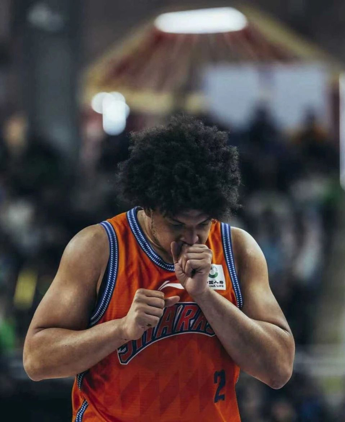 上海男篮15连胜送天津10连败 洛夫顿替补出战遭质