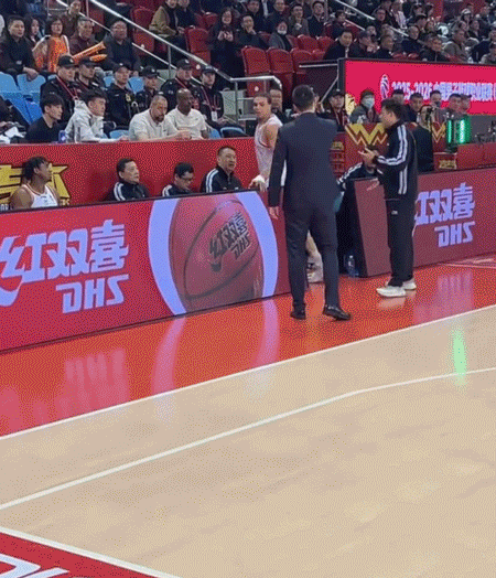 上海男篮15连胜送天津10连败 洛夫顿替补出战遭质