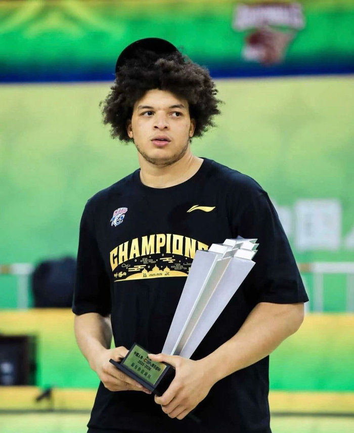 上海男篮15连胜送天津10连败 洛夫顿替补出战遭质