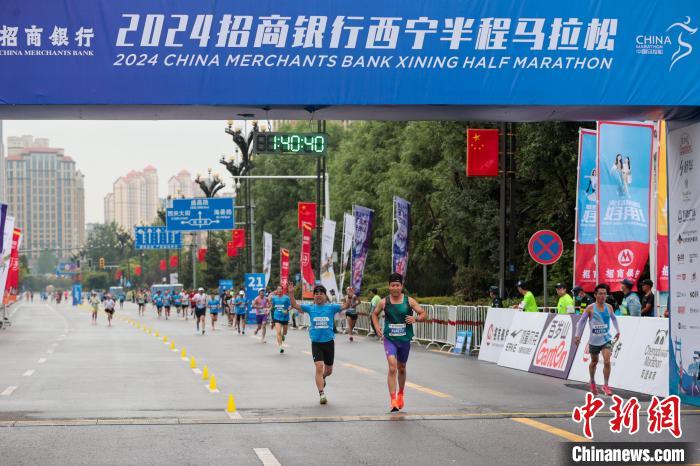 青海西宁：2024半程马拉松鸣枪，奥运冠军与万余