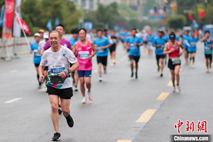 青海西宁：2024半程马拉松鸣枪，奥运冠军与万余
